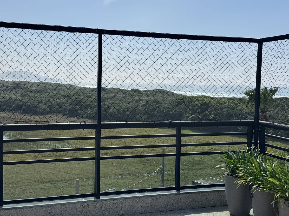 Terraço privativo com pergolado