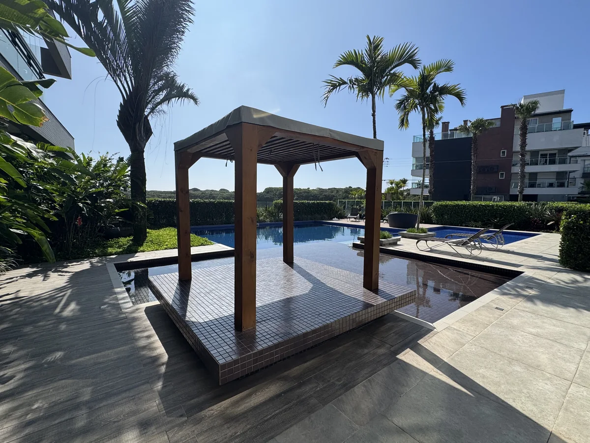 Piscina e área de lazer do condomínio