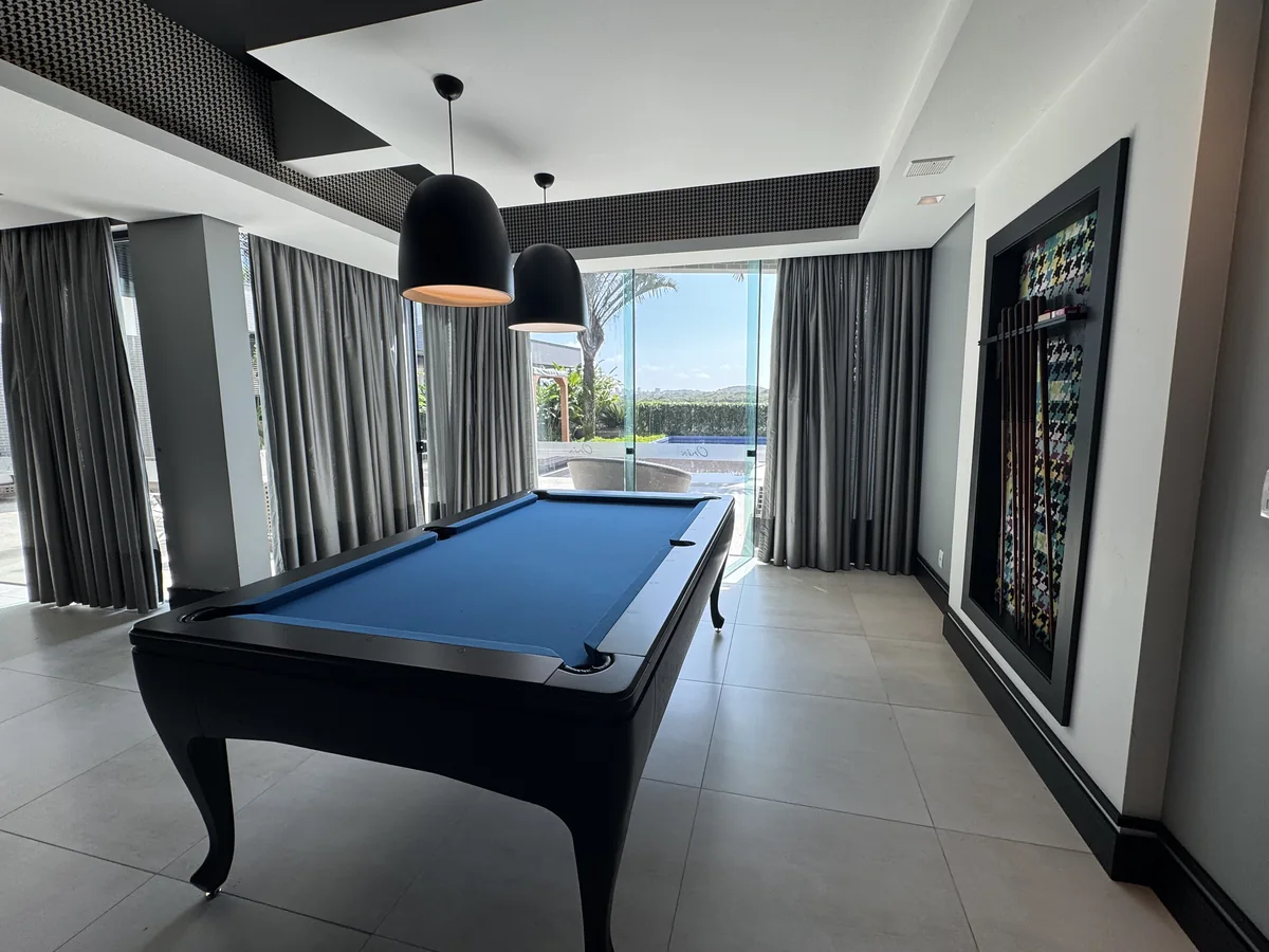 Sala de jogos com mesa de sinuca