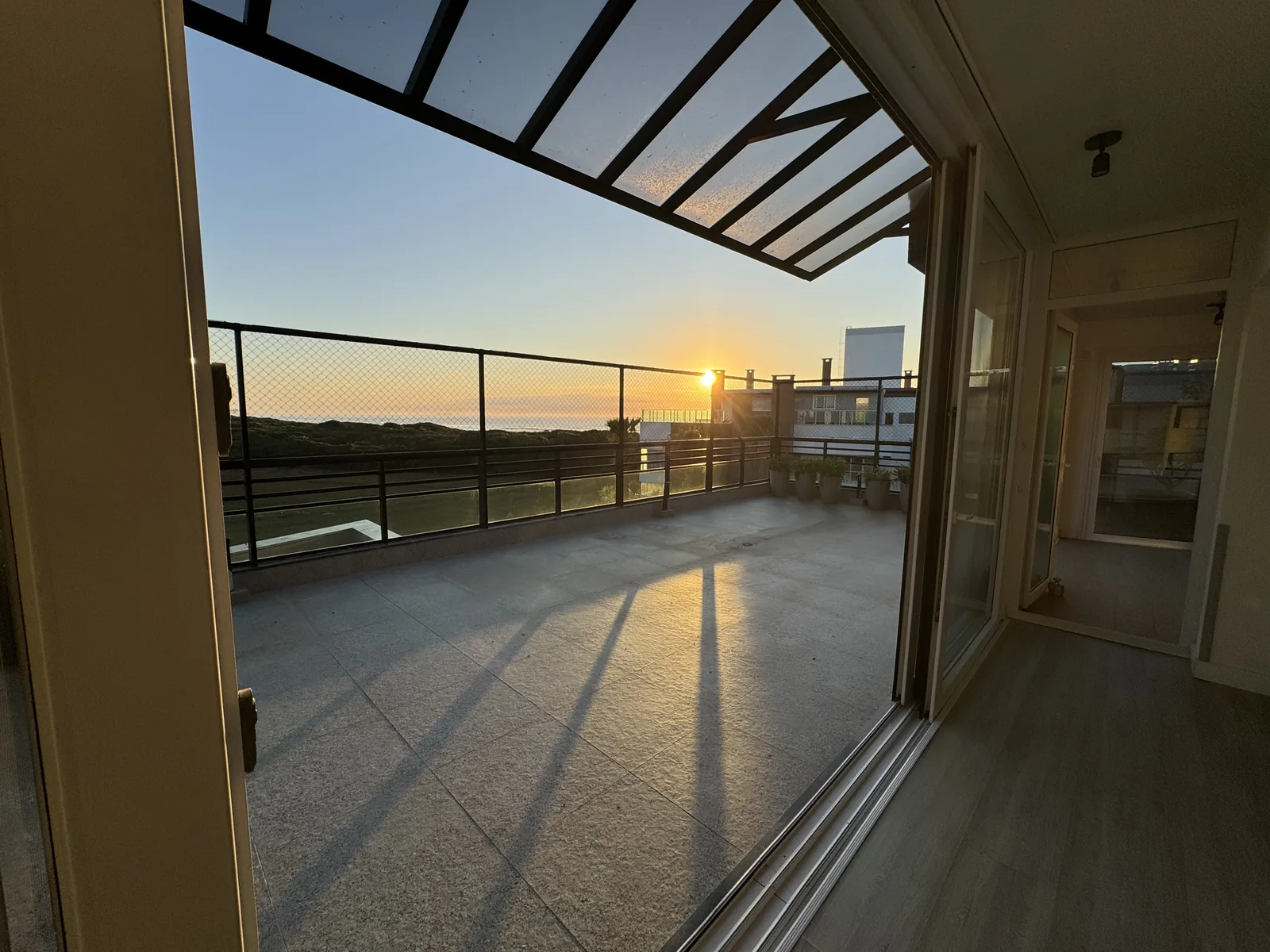Pergolado do terraço ao amanhecer