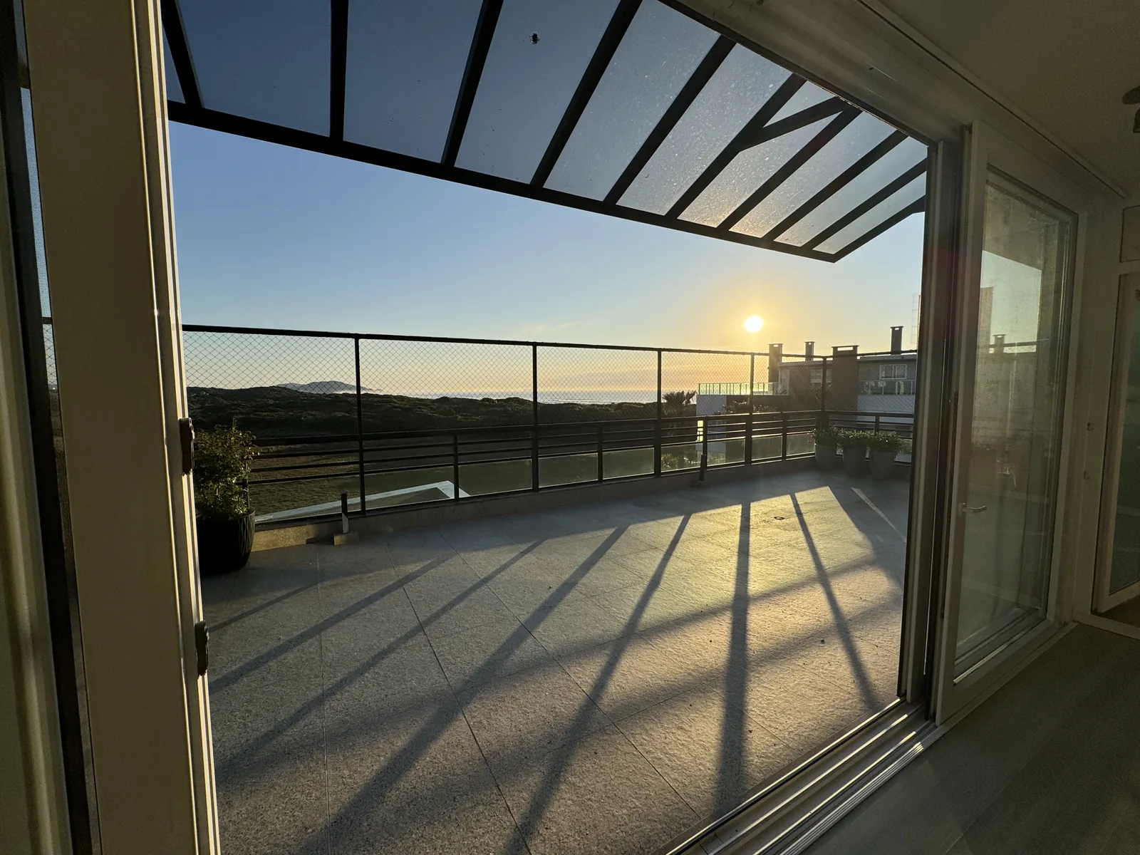 Vista do nascer do sol do terraço
